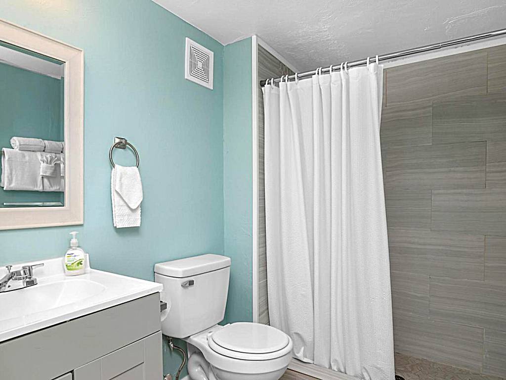 Latitude 26 Waterfront Resort and Marina: Queen Room with Two Queen Beds