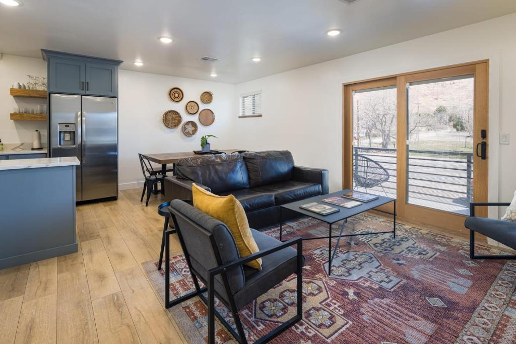 Near Downtown Stylish 2BR With Amazing Patio - 4