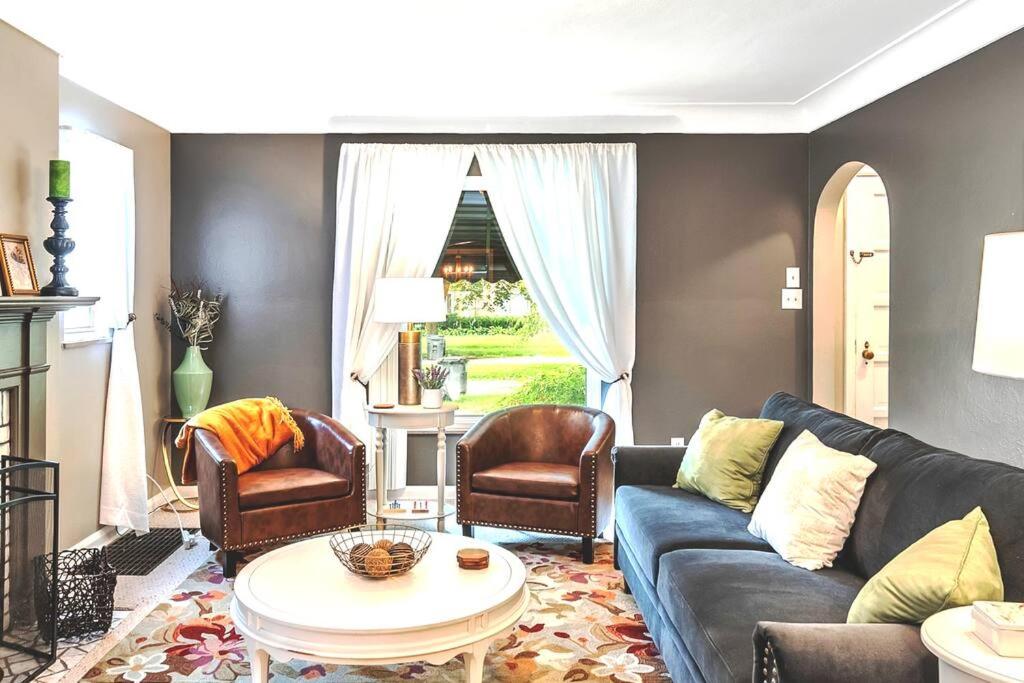 Adorable Private 2 Bedroom Cottage, Kitchen, WD, Garage, Netflix, Yard