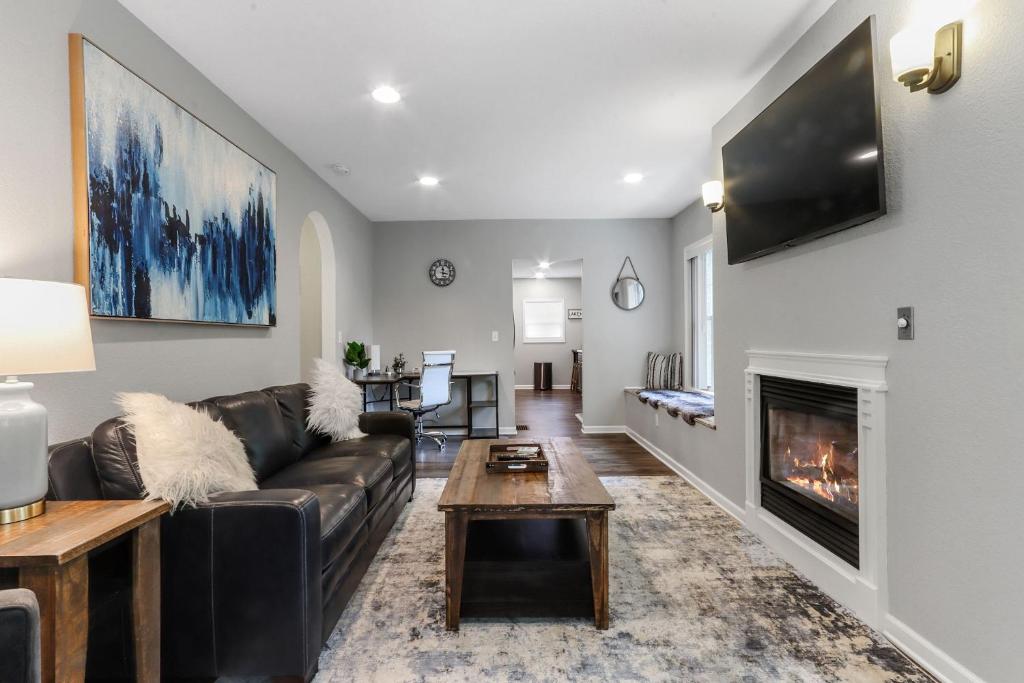 New Pet Friendly Walking Distance to Lake Front