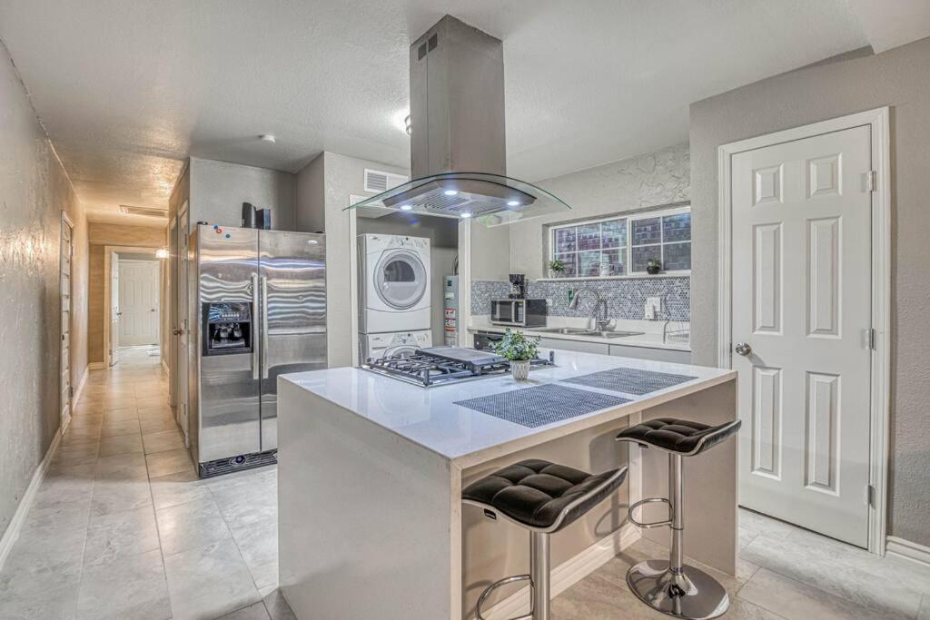 Close to Everything Townhouse B in Downtown, UTEP, Hospitals